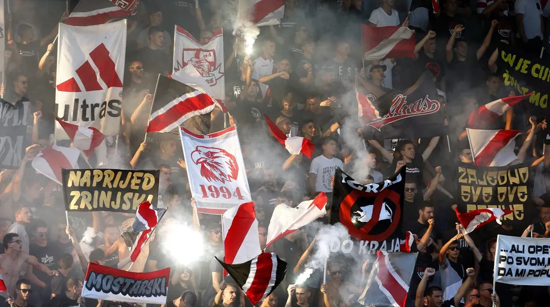 Hinchada del Vele Mostar en un partido ante el Zrinjski