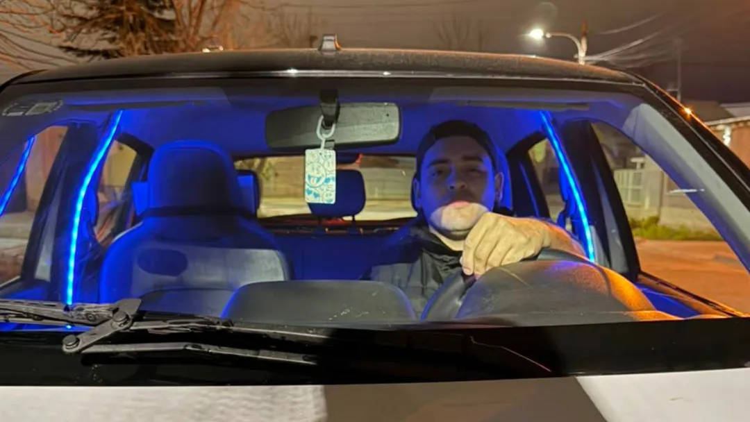 El chofer que le pone toda la onda a la rutina de tomar el servicio de transporte de un auto por medio de una famosa aplicación.