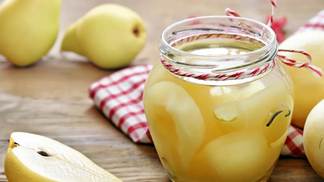 Esta receta de peras en almíbar es ideal para conservar fruta