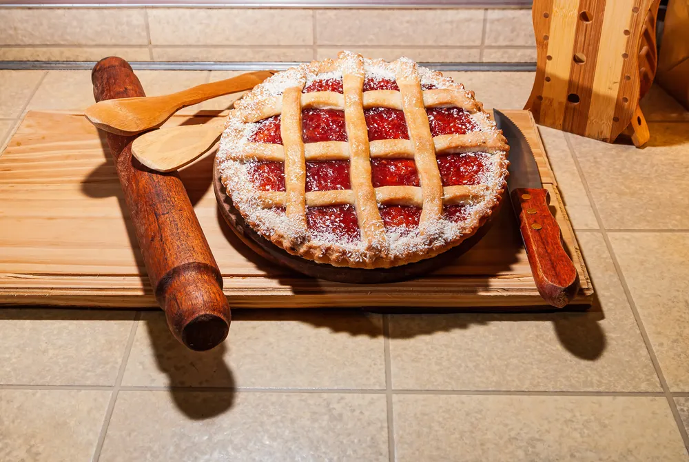 Aunque la receta tradicional se hace con membrillo, hoy en día existen variantes de receta con dulce de leche, batata, frutas rojas o incluso chocolate.