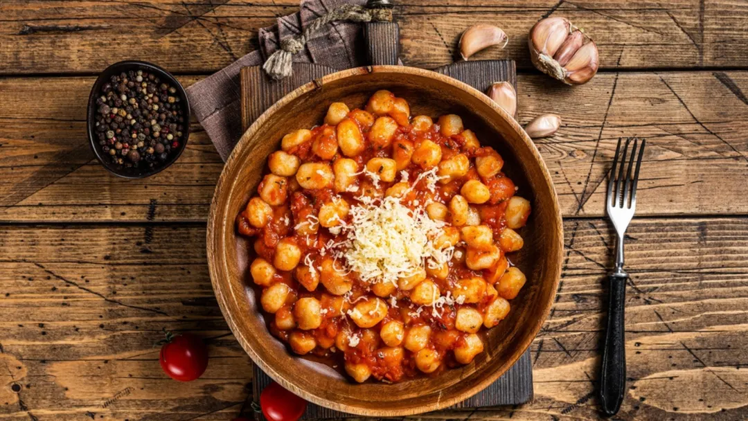 En Argentina, la costumbre de comer ñoquis el 29 dio origen a miles de variantes, pero la receta clásica con salsa de tomate sigue siendo la más pedida.