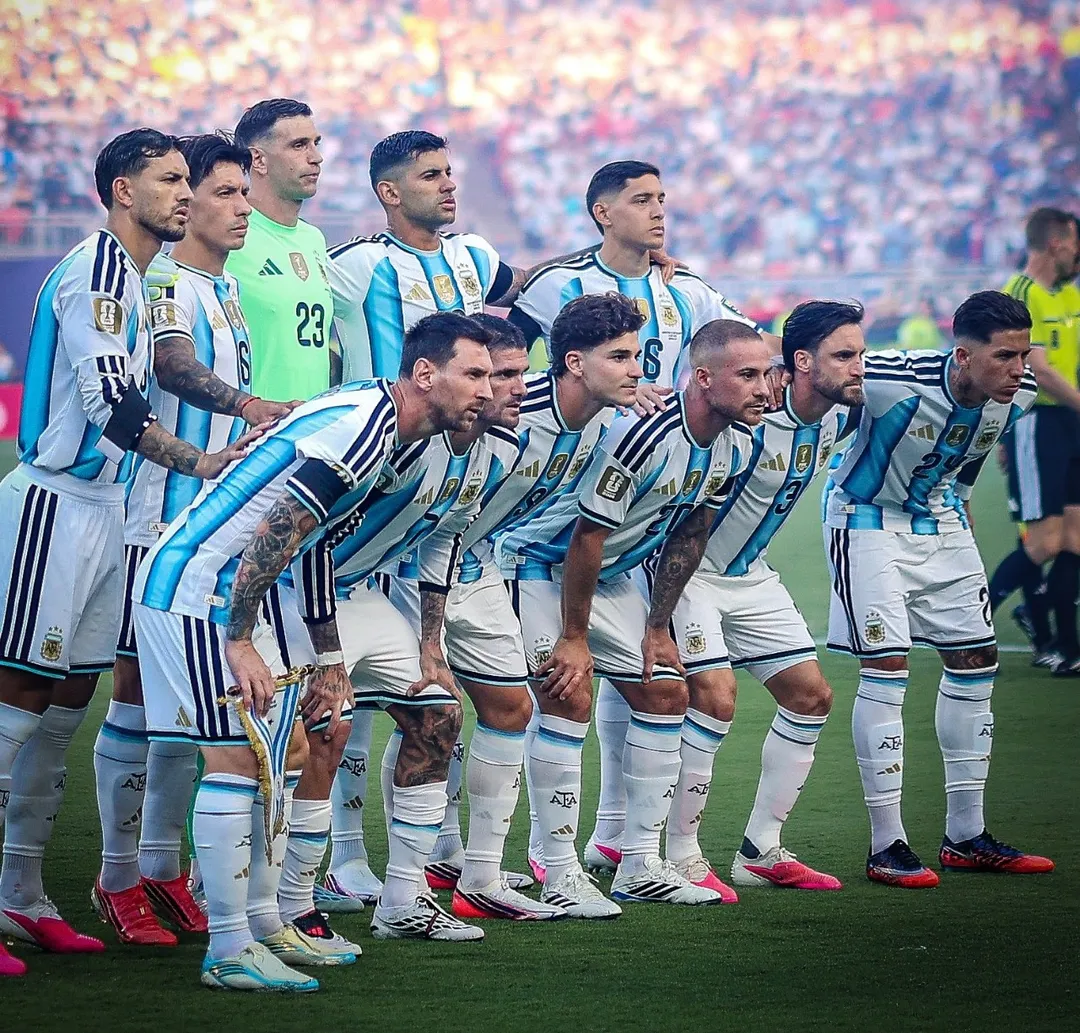 La Selección argentina utilizará su camiseta tradicional en la final ante España.