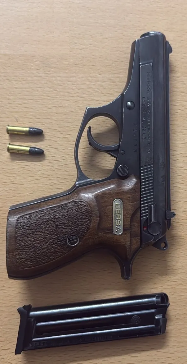 Una de las armas secuestradas tras el tiroteo.
