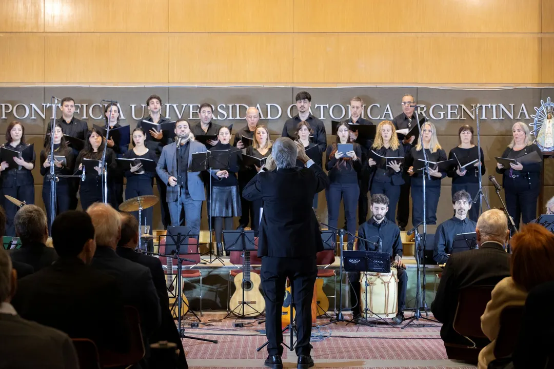 Eduardo Pugliese dirigió al coro y el conjunto instrumental de la Universidad.