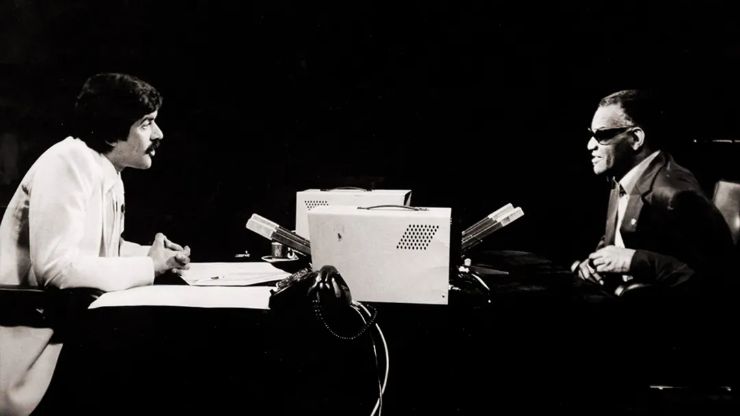 El 27 de mayo de 1981, Ray Charles se presentó en el Universiade Hall de Sofía, Fue un hito cultural muy recordado en la Bulgaria socialista de esos años. En la foto, el músico entrevistado por la televisión local.