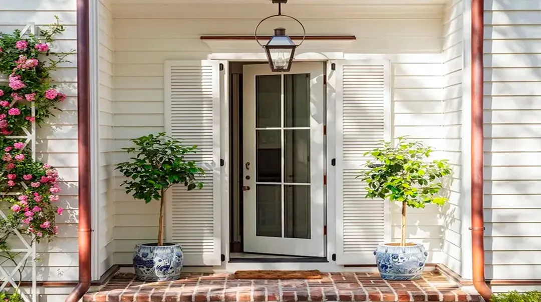 Una puerta de cristal hoy es una tendencia y alternativa como puerta de ingreso a una casa.