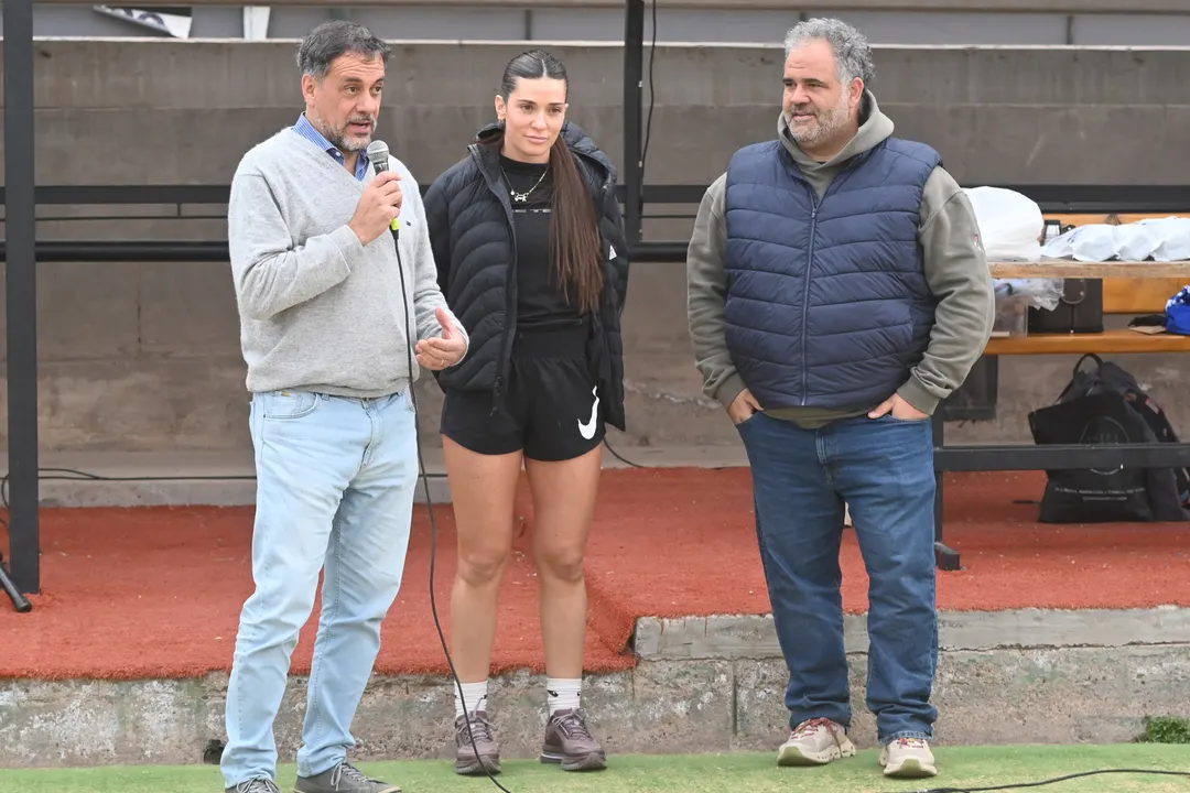 Agus Albertario fue recibida con una cálida bienvenida del director de la BCM Santiago Pérez Araujo y Martín Isola, del club Los Tordos.