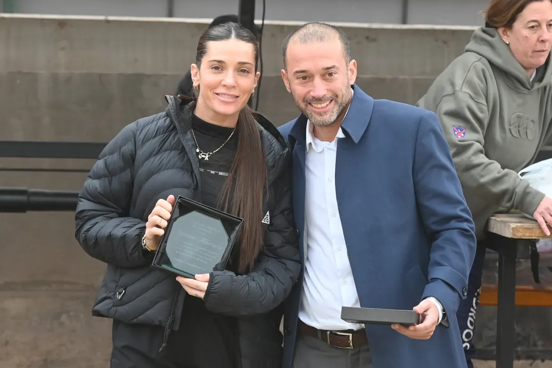 Luis Romano (presidente de la BCM) entregó placa de reconocimiento por su trayectoria a Agus Albertario.