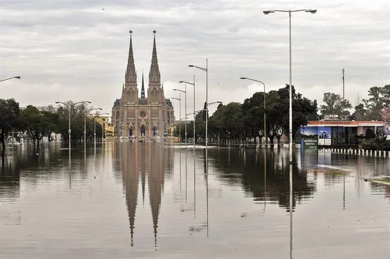 El crecimiento de las construcciones, el asfalto y hasta la pavimentación de espacios públicos limita la absorción del agua.