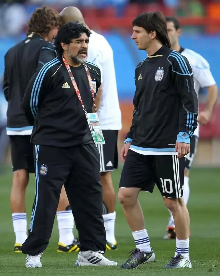 Messi junto a Maradona en el Mundial 2010.