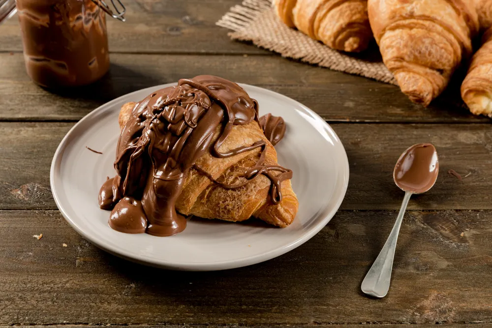 La receta de medialunas rellenas de Nutella combina una tradición europea con un toque moderno irresistible.
