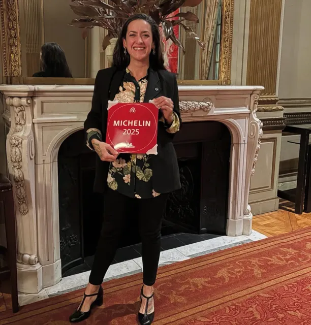 Jazmín en 2025, recibiendo la plaqueta Michelin.