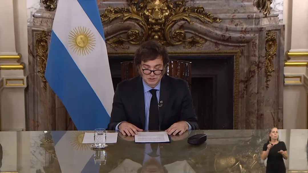 El presidente Javier Milei hablando por cadena nacional.