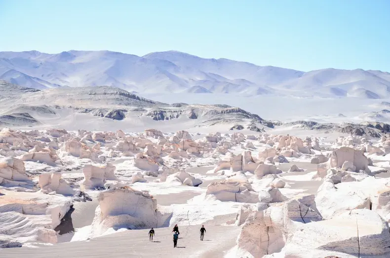 Desde el pueblo parten excursiones hacia el Campo de Piedra Pómez, una enorme extensión de roca blanca moldeada por el viento.