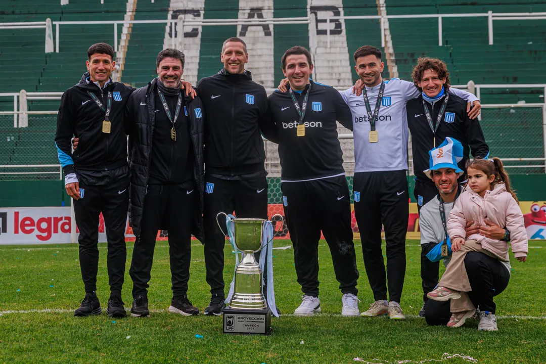 Chirola Romero y su CT con el trofeo del Torneo Apertura de Reserva 2026.