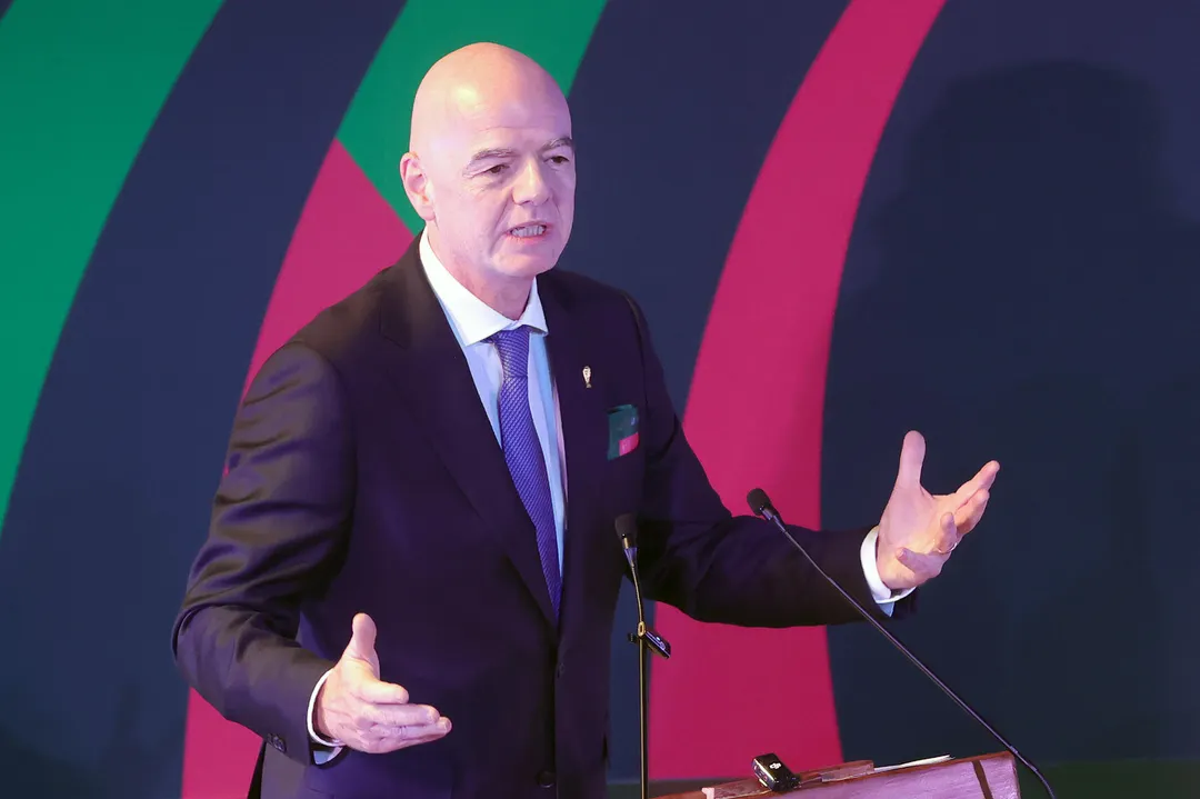 Gianni Infantino quedó en el centro de una nueva polémica tras una publicación sobre el Mundial 2030.