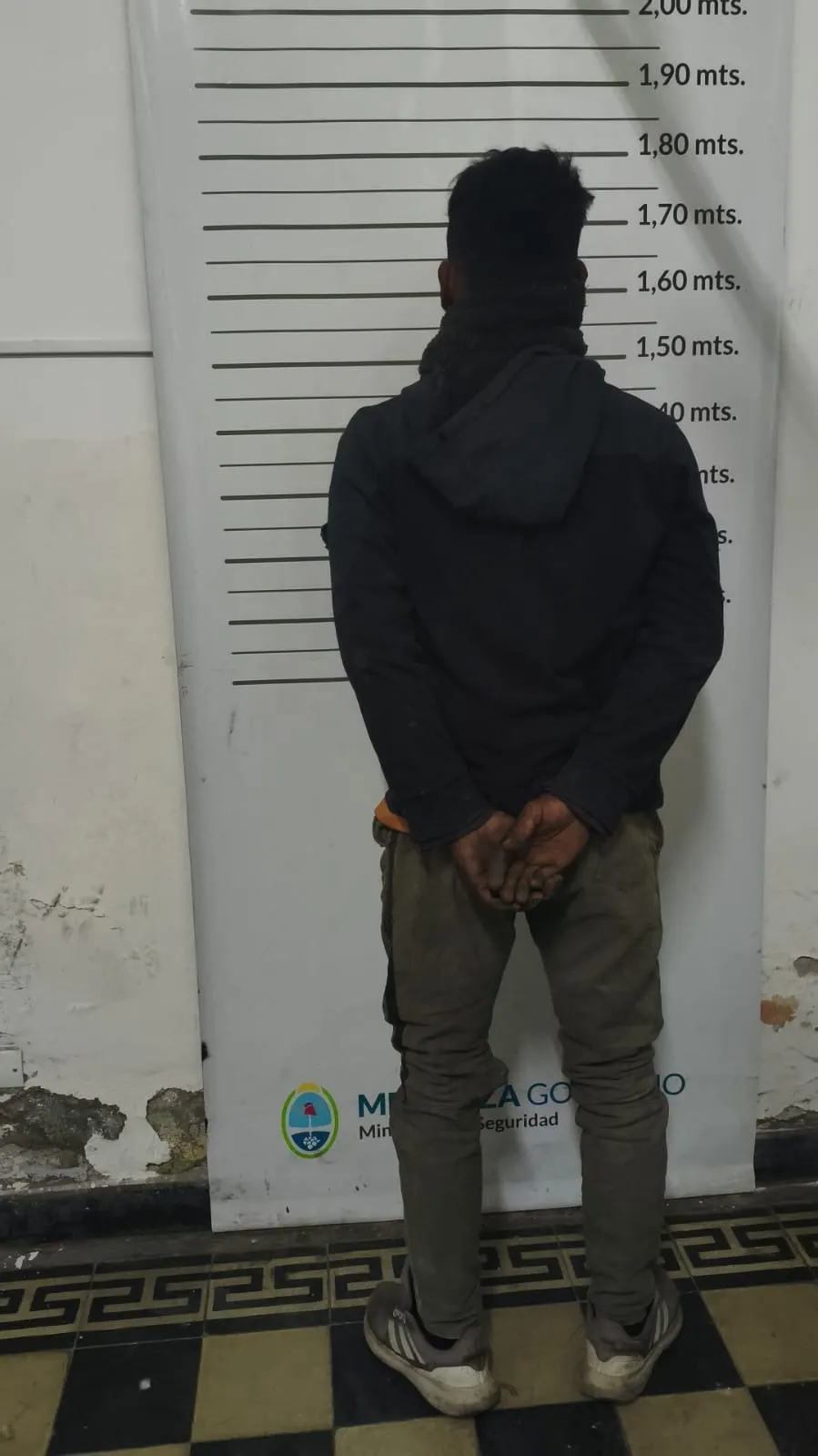 Uno de los hombres detenidos tras la persecución policial.