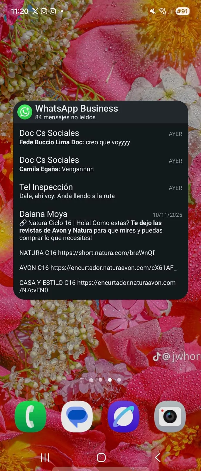 El widget de WhatsApp permite leer mensajes sin abrir la app ni activar el doble check azul.