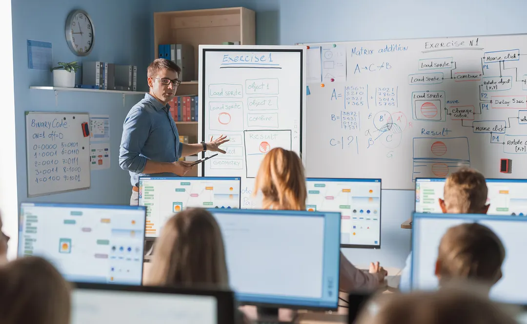 En el plano internacional, la idea central es que la Inteligencia Artificial educativa funciona mejor cuando se acota a problemas concretos.