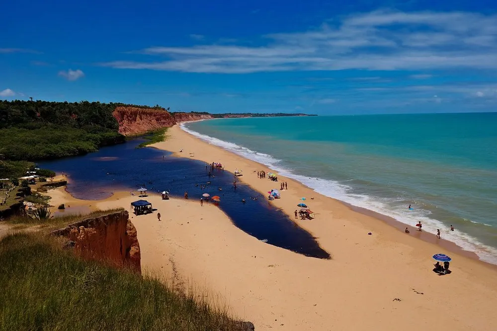 Praia do Moreira es una de las playas del pueblo donde las rocas forman sectores de agua tranquila cuando retrocede el mar.