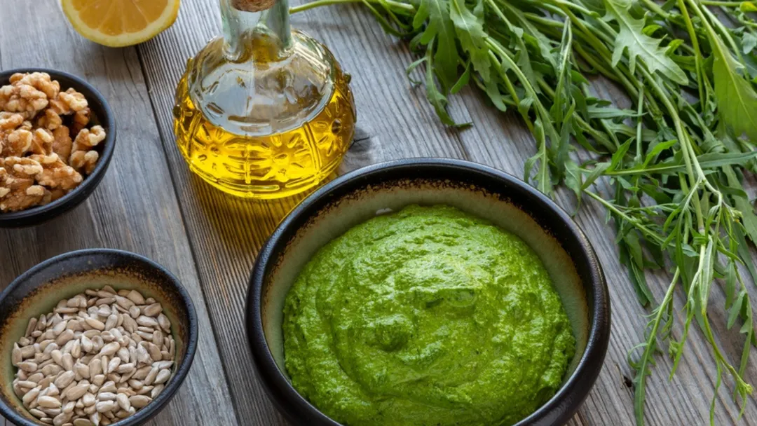 Muchas versiones de la receta de salsa pesto de rúcula reemplazan los piñones por nueces o almendras.