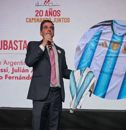 Jerónimo Freixas subastando la de la camiseta de la Selección Argentina firmada por Messi, Fernández y Álvarez.
