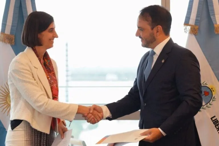 Alejandra Aranda CEO de Arpulp con el gobernador de Corrientes, Juan Pablo Valdés. 