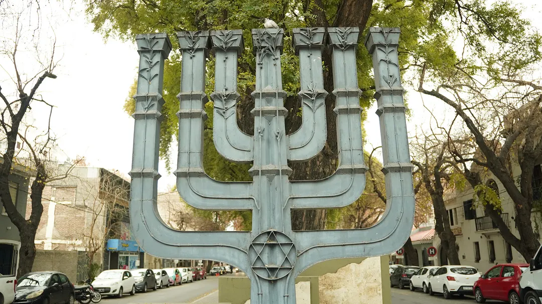 Menorah. Roberto Rosas. Esquina de Mitre y Espejo, frente a Plaza Independencia.