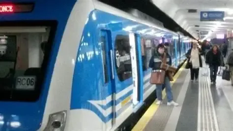 Con la eliminación de barreras se contribuye a mejorar la frecuencia del servicio del Tren Sarmiento al reducir las interrupciones en la circulación.