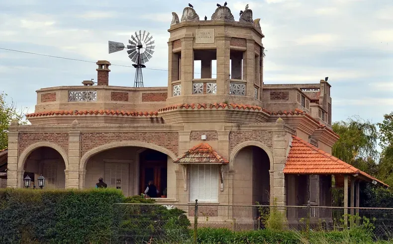 La estación de tren y el museo de Villa Ruiz son emblemas del pasado ferroviario y del espíritu comunitario que se respira en el pueblo.  