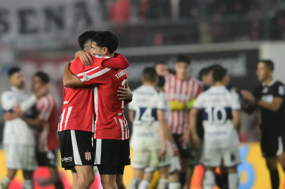 Estudiantes aplastó a Gimnasia en UNO y se quedó con el clásico.