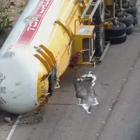 Volcó un camión cisterna con gas propano y una fuga obligó a cortar la Ruta 144 en San Rafael