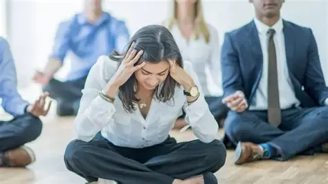 El problema aparece cuando esta lógica de anticipación se traslada sin mediaciones al campo de la salud mental.