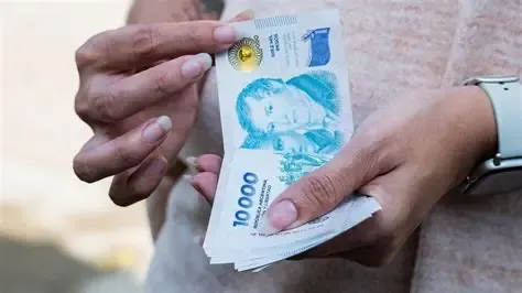 Los salarios registrados en Argentina continúan perdiendo poder adquisitivo frente a la inflación. 