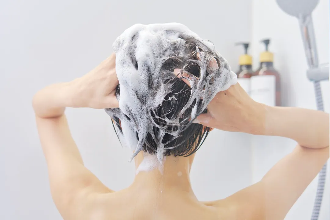 Los masajes en el pelo se deben hacer con la yema de los dedos. Fuente: Shutterstock.