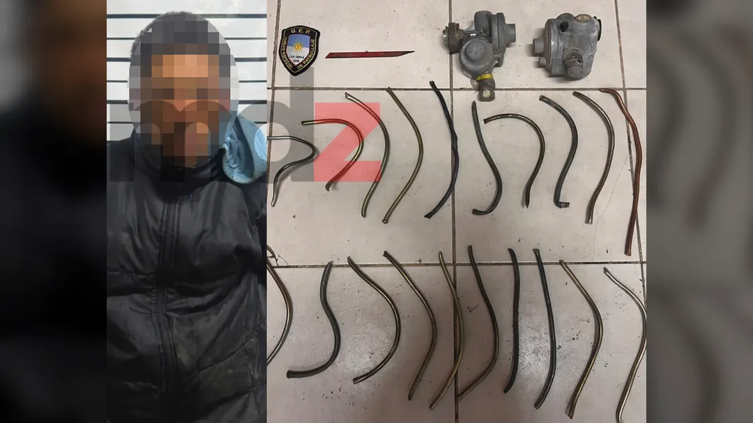 El hombre detenido y los elementos secuestrados durante el procedimiento. 