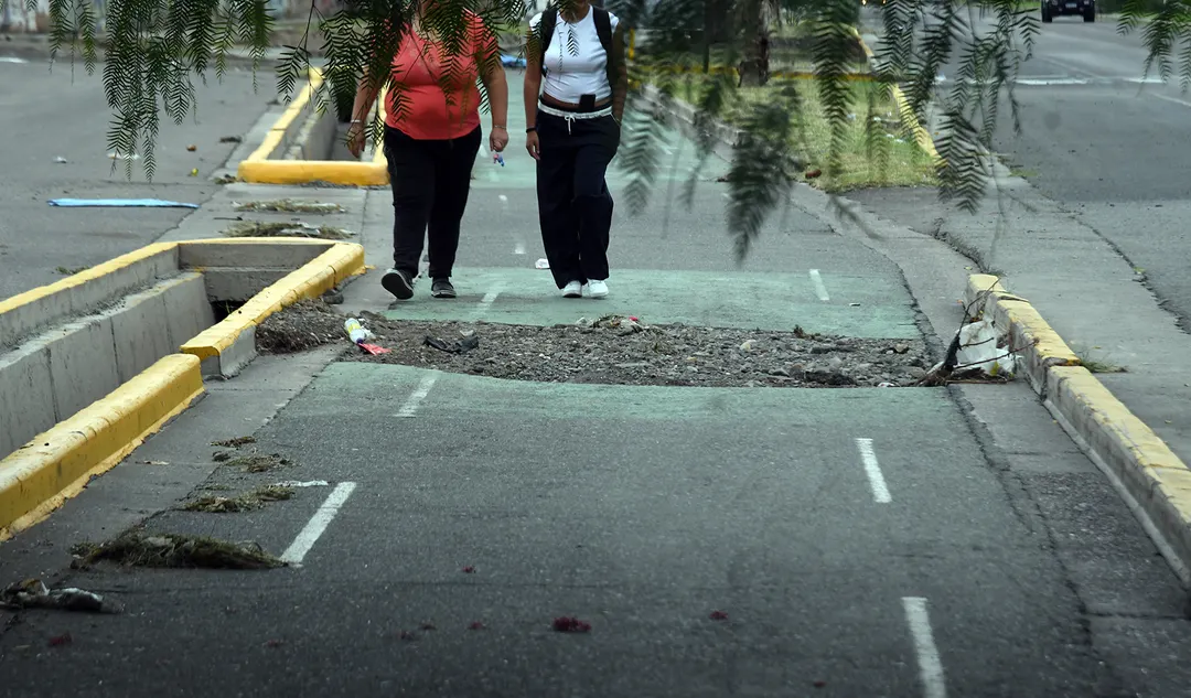 Tras viralizarse un caso en Las Heras, aparecen más puntos críticos en la red de ciclovías de Mendoza con riesgos para ciclistas y peatones.