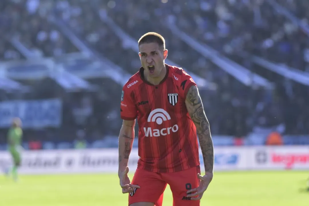 Agustín Módica marcó un triplete para el triunfazo histórico de Gimnasia de Mendoza en el Bosque. 