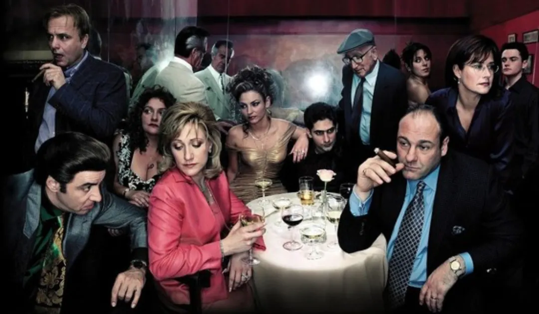 Los Soprano redefinió la televisión moderna y consolidó a HBO como sinónimo de calidad y prestigio narrativo.