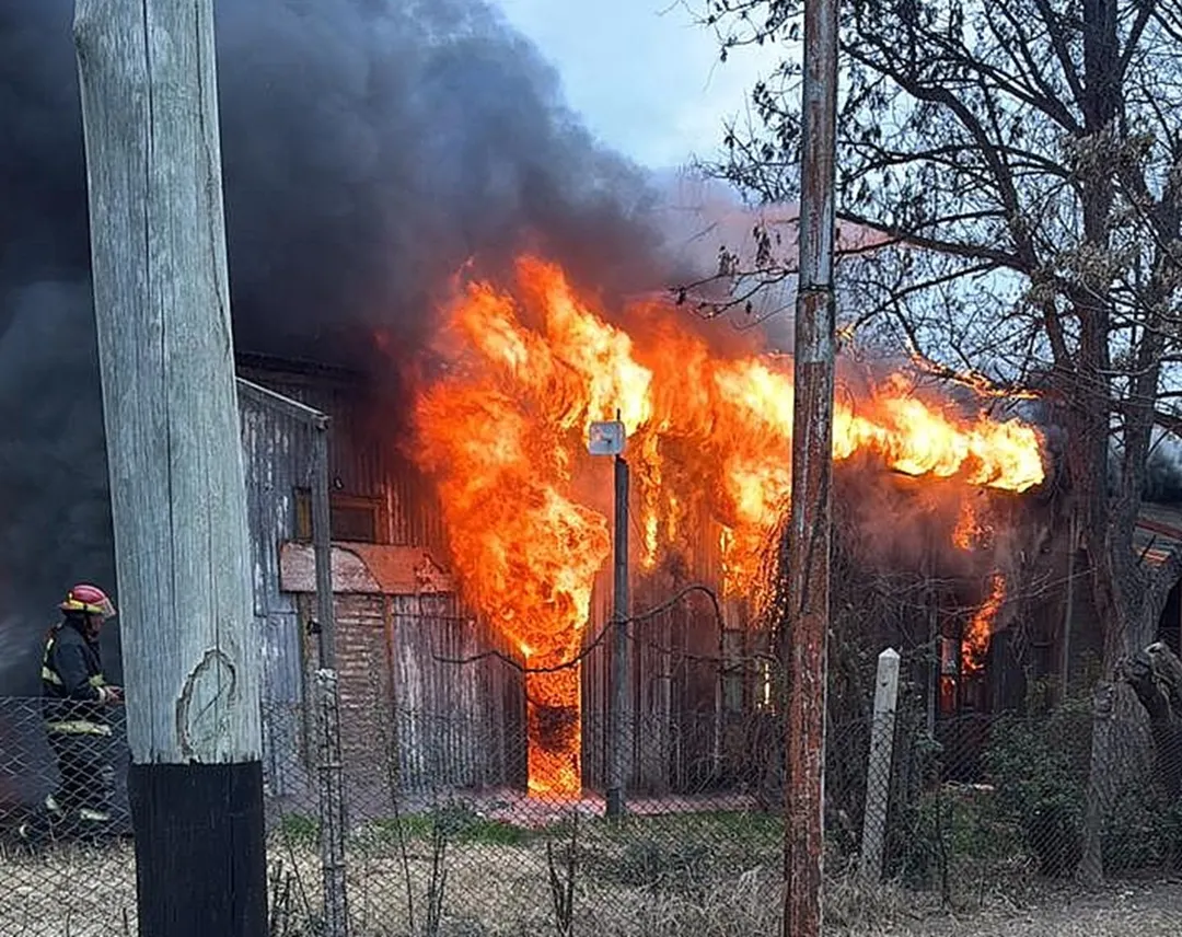 El fuego consumió la casa de Rosa y se quedaron sin nada. 