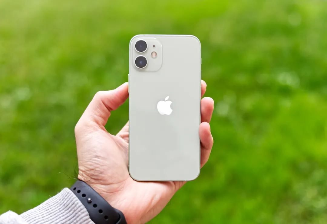 iPhone 12 mini.