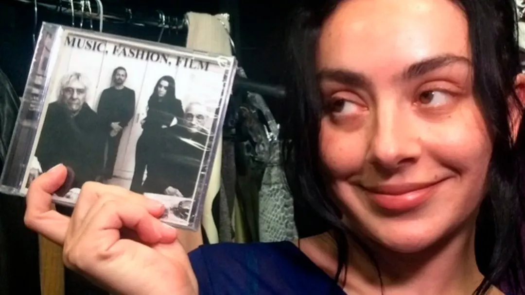 Charli XCX con el CD del disco, que tiene 11 canciones y un largometraje en blanco y negro dirigido por la propia artista.