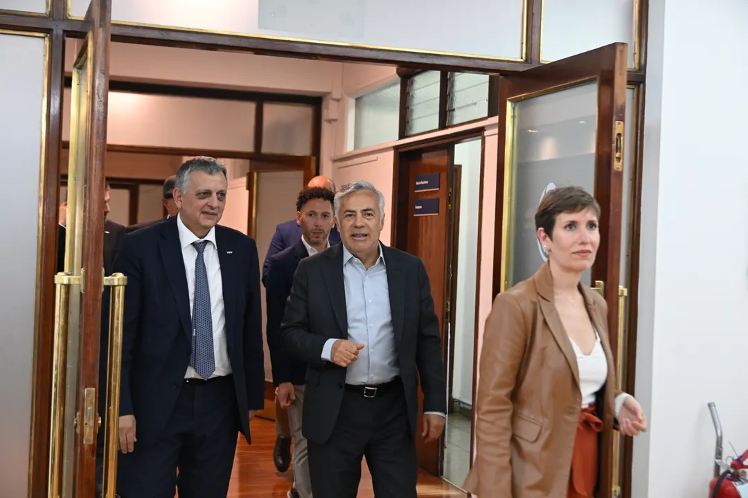 Horacio Marín, Alfredo Cornejo y Jimena Latorre durante los anuncios de YPF para Mendoza.