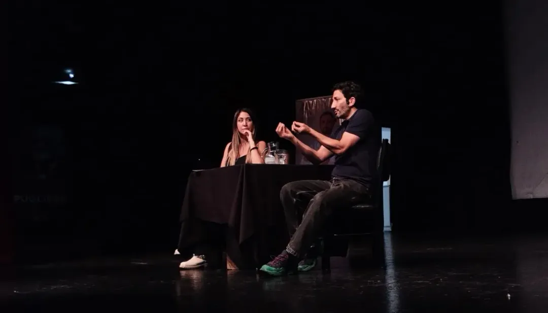 Nadin Montenegro junto a Juan Minujín en una masterclass.