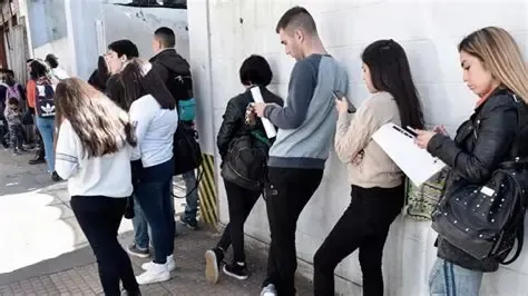 Un reciente informe de Argentinos por la Educación encendió una señal de alarma al revelar que más de la mitad de los jóvenes argentinos no logra imaginar con claridad cuál será su futuro laboral.