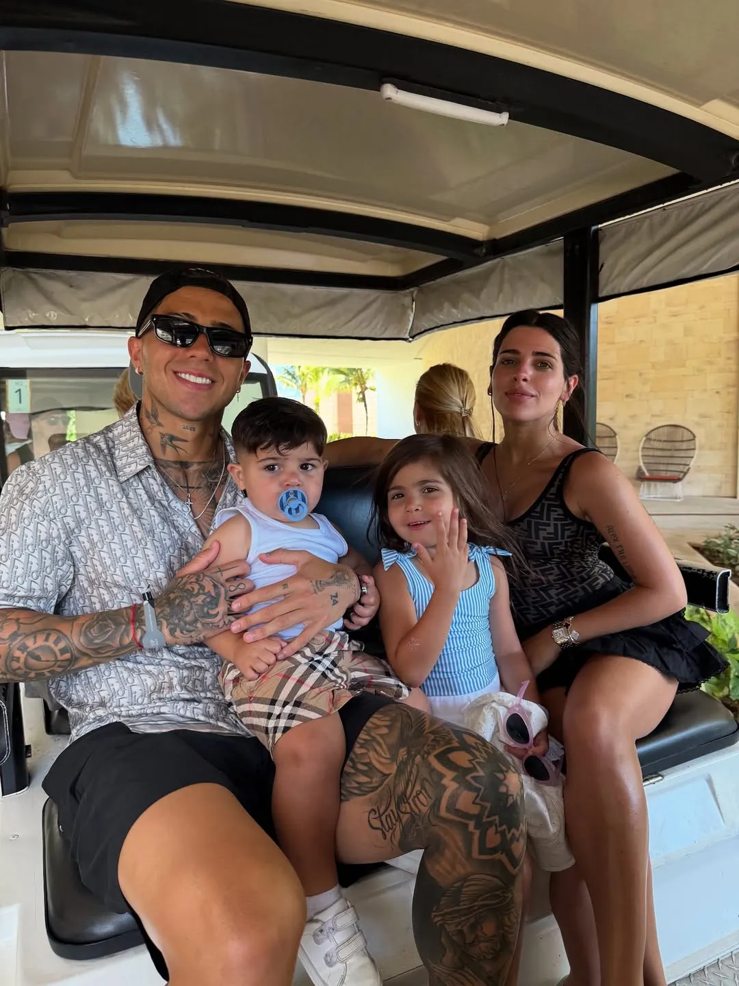 Enzo Fernández, de vacaciones junto a su familia