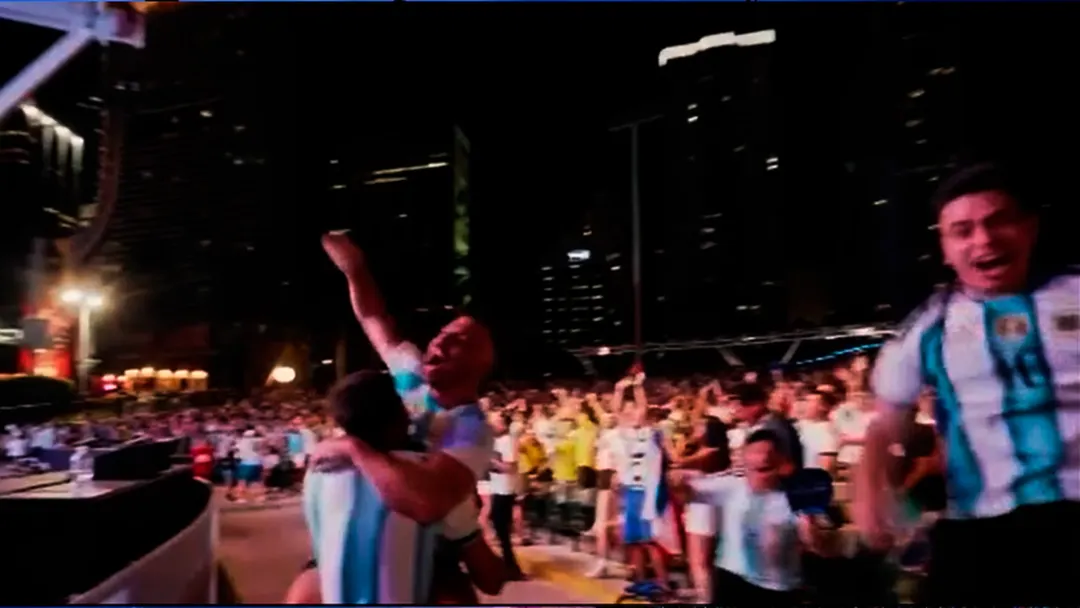 Hinchas de Argentina en un fan fest durante el último Mundial que registró un video de la FIFA.