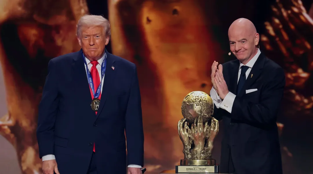 Gianni Infantino entregándole el Premio FIFA de la Paz a Donald Trump.