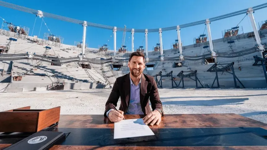 Lionel Messi firmó contrato en plena obra del nuevo estadio de Inter Miami, cuya inauguración tendrá lugar en abril próximo.