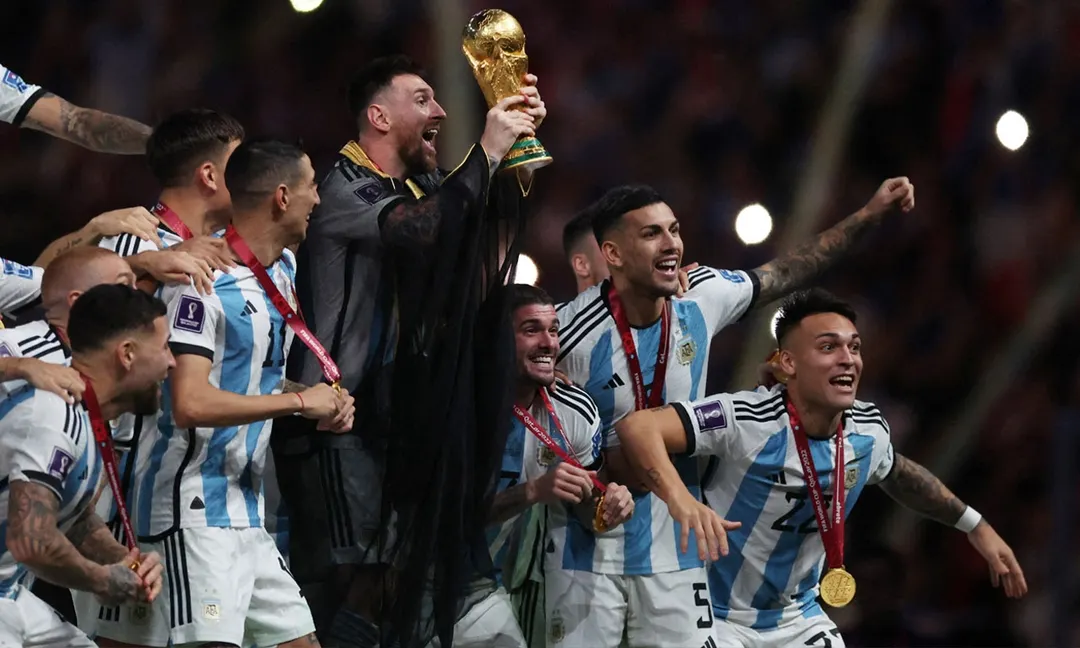 Lionel Messi levantando la Copa del Mundo en Qatar 2022.
